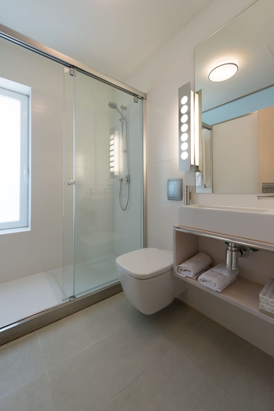 Basic Single Room | Bathroom | Shower, hair dryer, towels
