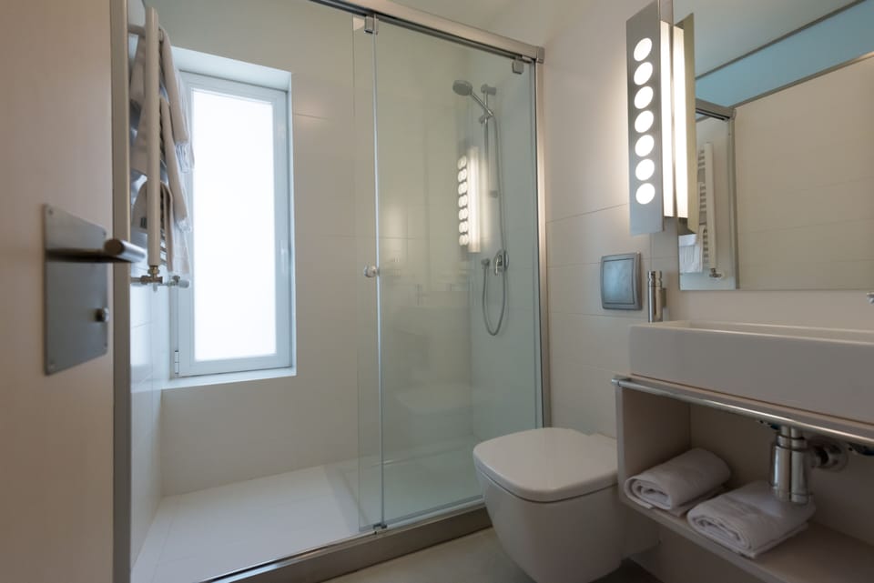 Basic Double Room | Bathroom | Shower, hair dryer, towels