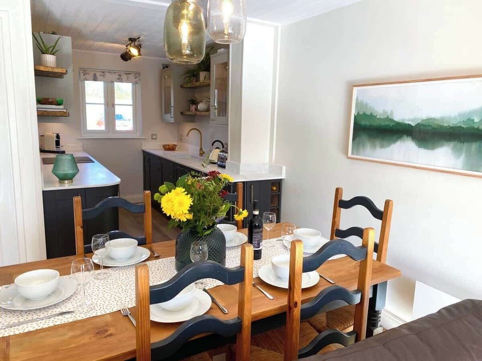 You have everything you need to dine or entertain for 6. 