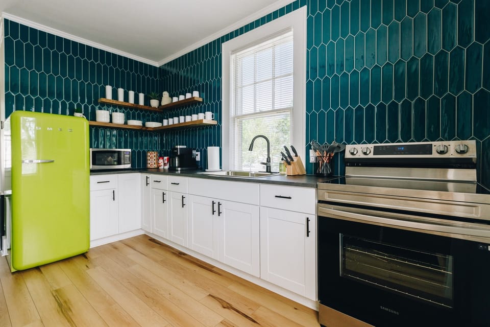 Main House Top Floor Unit - Aesthetically Beautiful Fully Stocked Kitchen