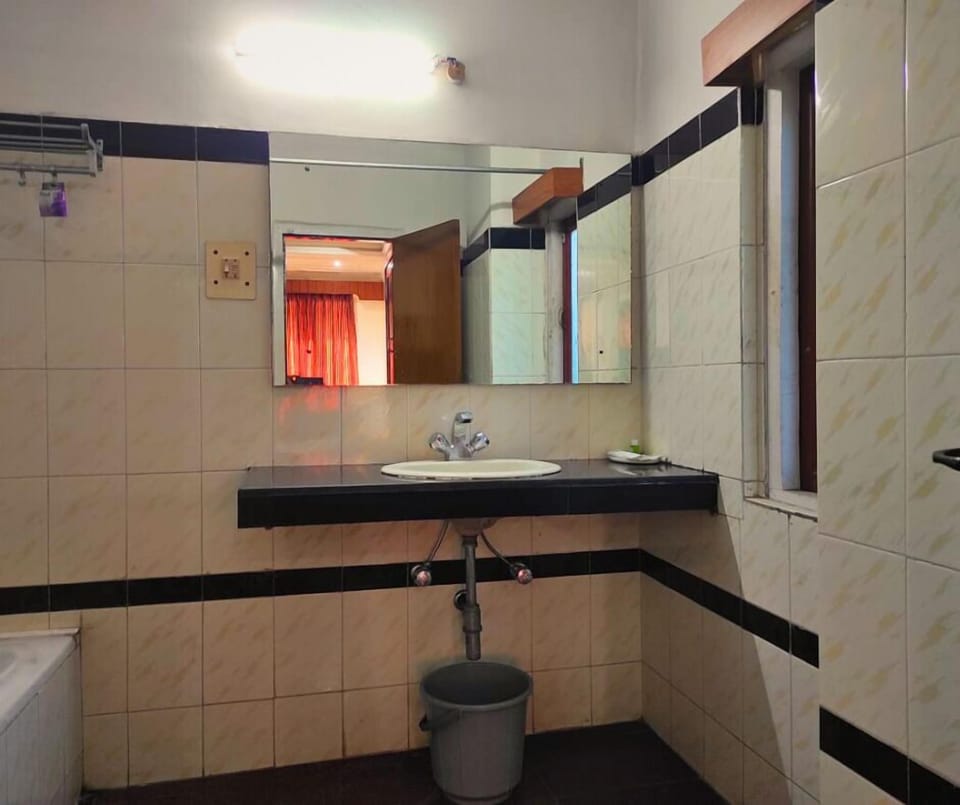 Presidential Studio Suite | Bathroom | Free toiletries, towels, soap, shampoo