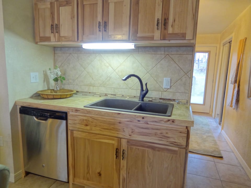 Room, 1 Bedroom | Private kitchen | Fridge, oven, coffee/tea maker