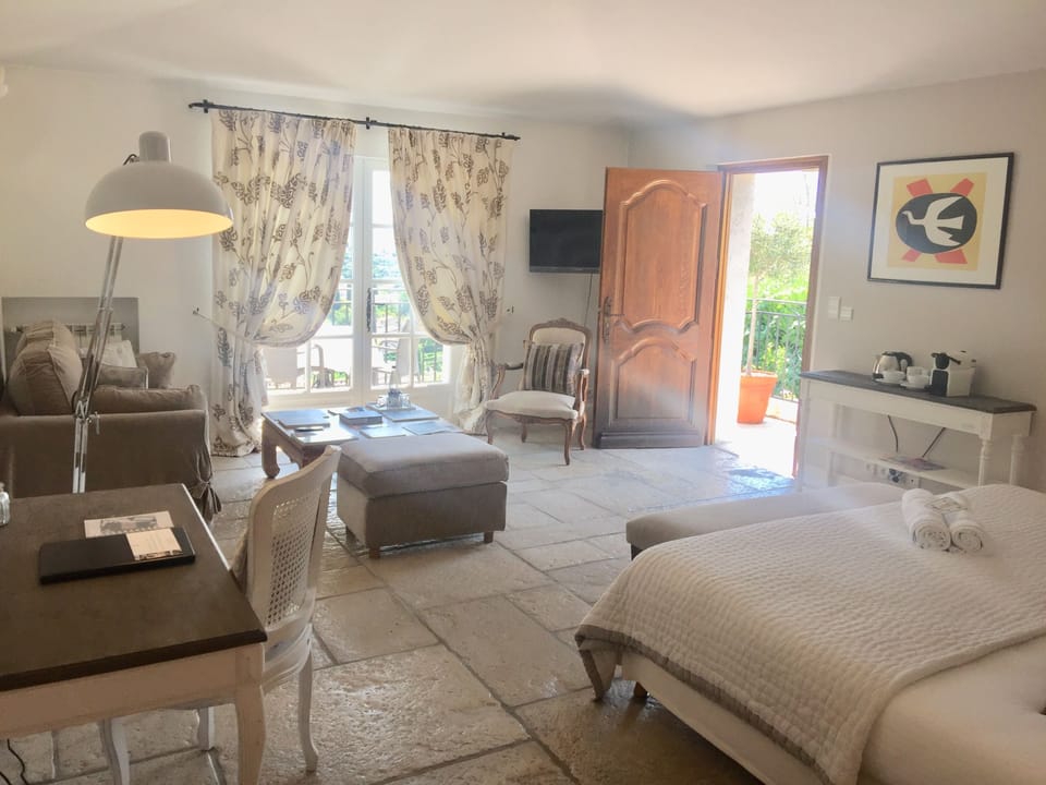 Deluxe Room, Balcony | Minibar, in-room safe, desk, soundproofing