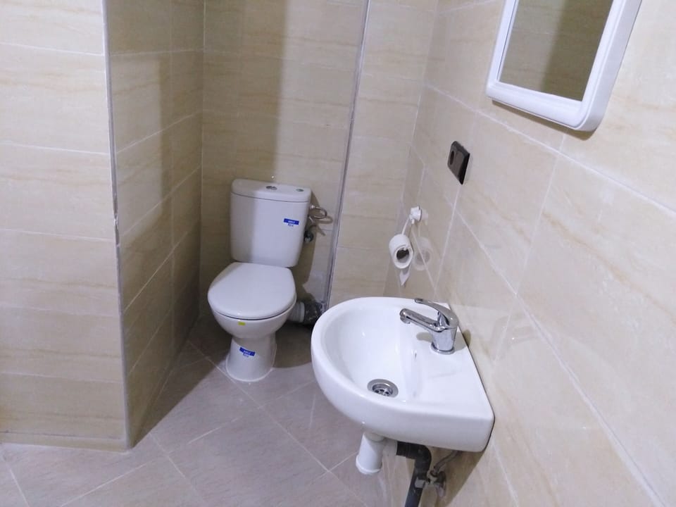 Rainfall showerhead, free toiletries, hair dryer, towels