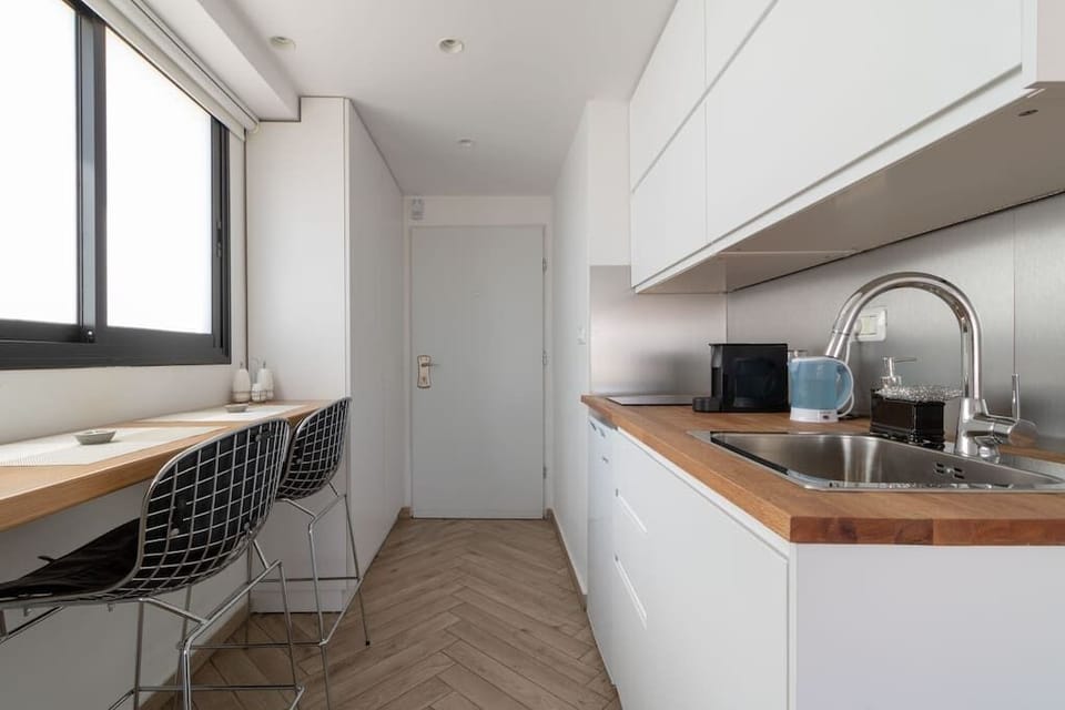 King George Rooftop suite | Living area | 55-inch plasma TV with satellite channels, TV