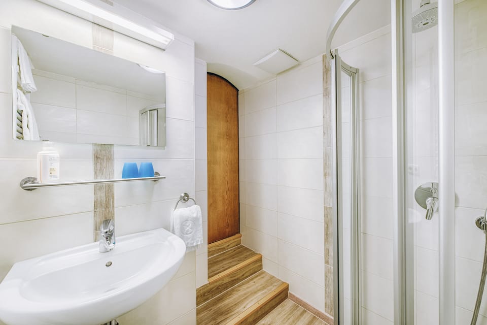 Economy Double or Twin Room | Bathroom | Hair dryer