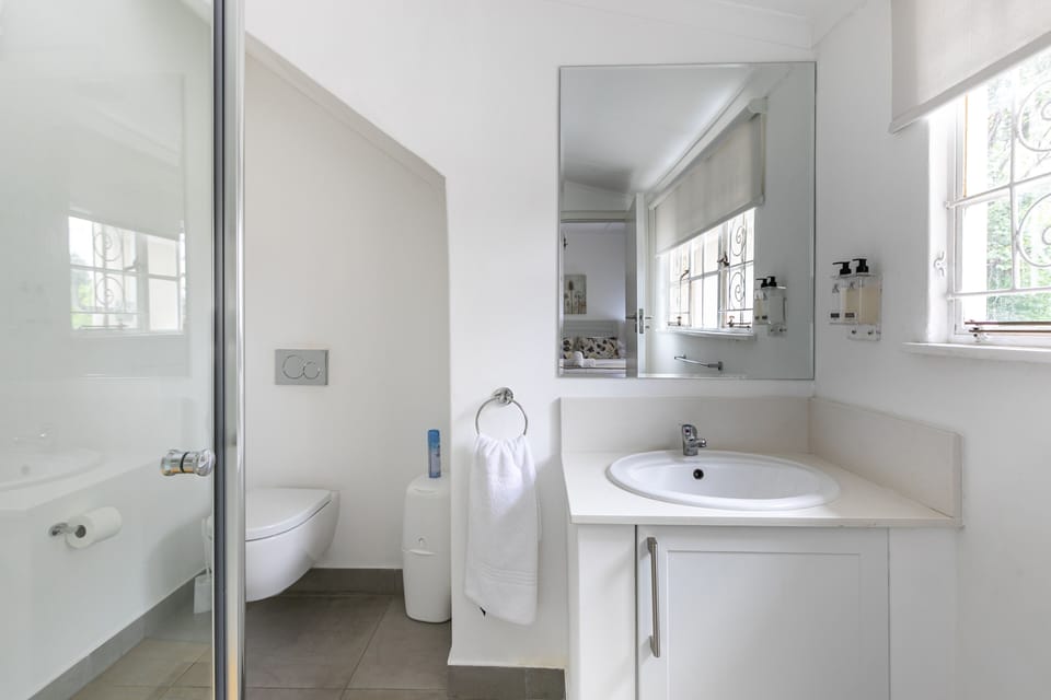 Standard Double Room | Bathroom | Shower, rainfall showerhead, hair dryer, towels