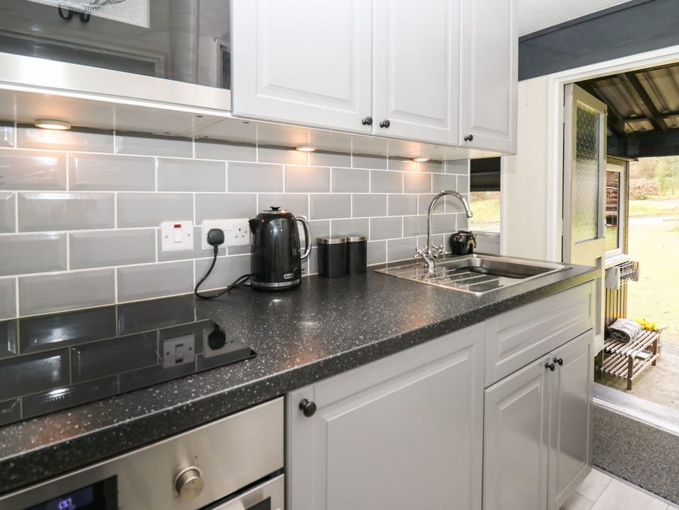 Fridge, cookware/dishes/utensils