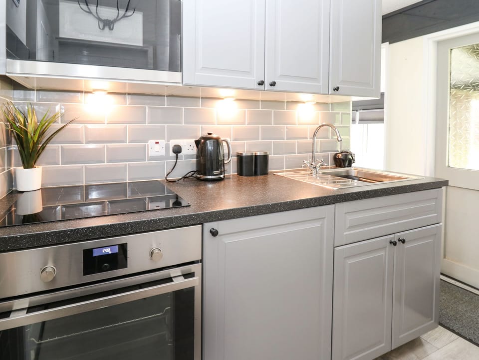 Fridge, cookware/dishes/utensils