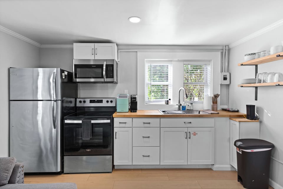 Fully Stocked Kitchen w/ Oven