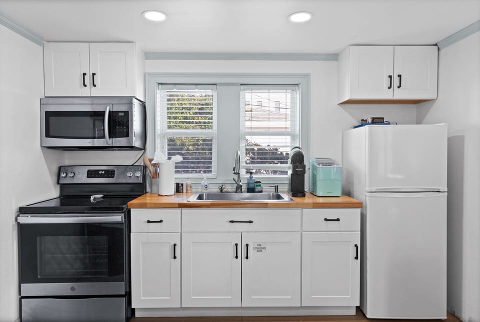 Fully Stocked Kitchen w/ Oven