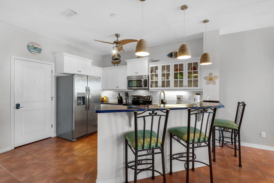 Kitchen with eat-in bar