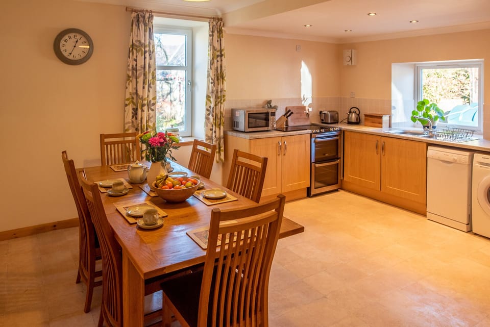 Cottage, 3 Bedrooms | Dining room