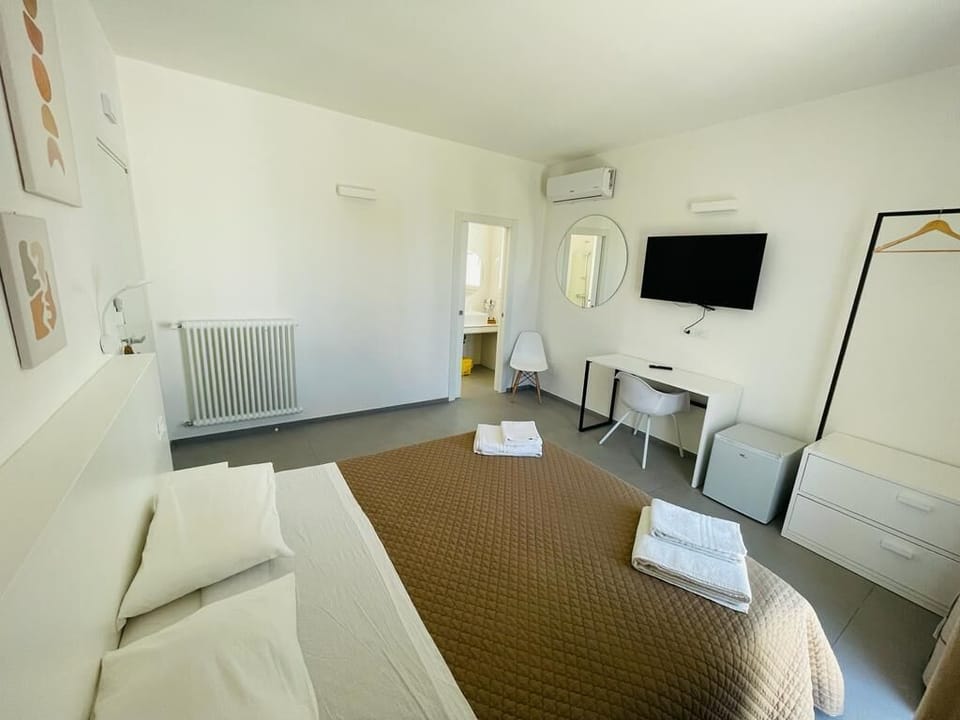 Traditional Room | Desk, laptop workspace, WiFi (free), bed sheets