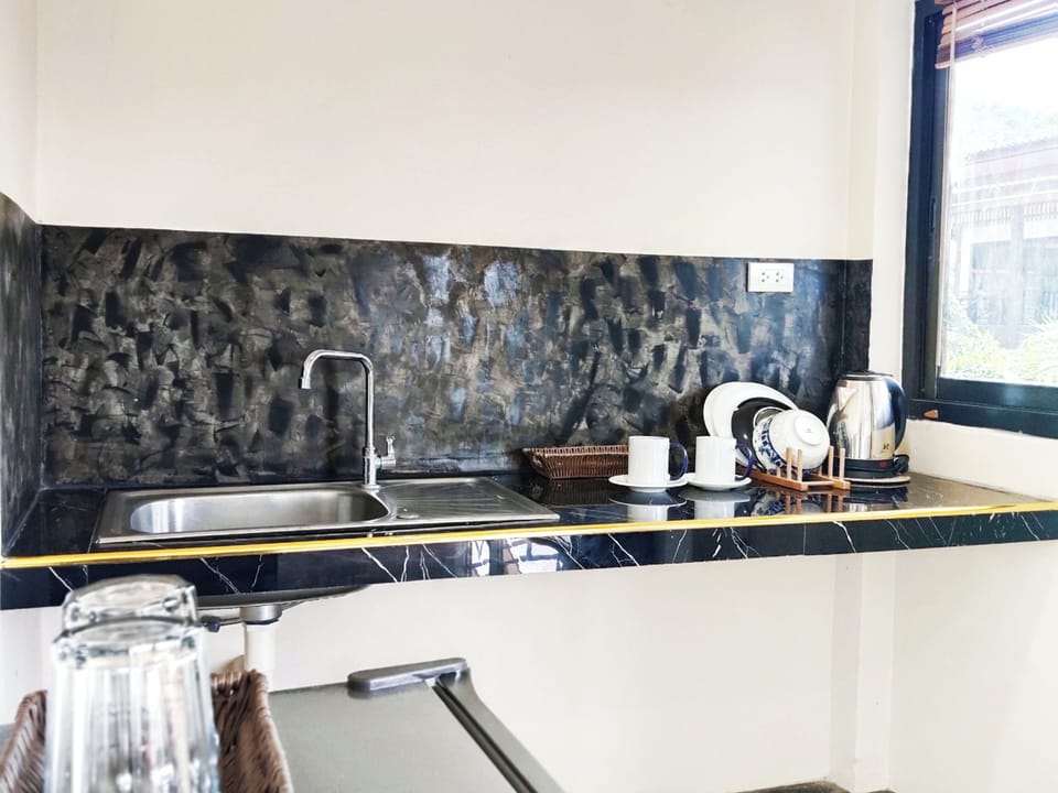 Superior Bungalow | Private kitchen | Mini-fridge, paper towels