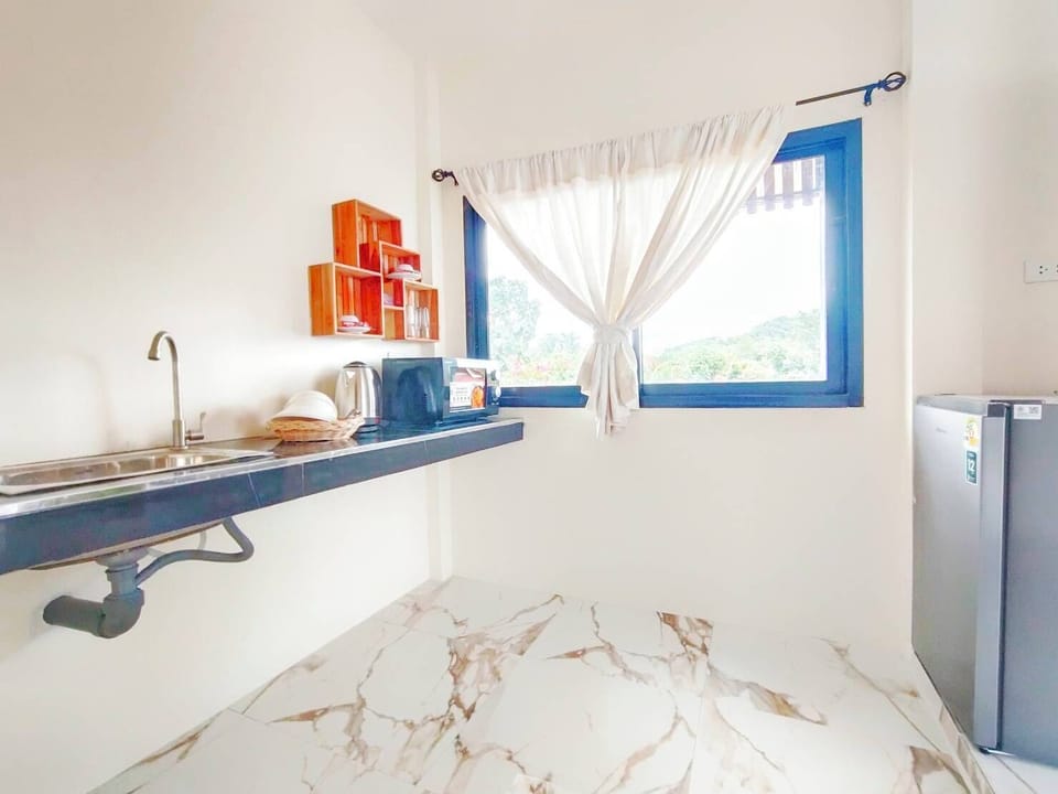 Deluxe Studio Suite | Private kitchen | Mini-fridge, paper towels