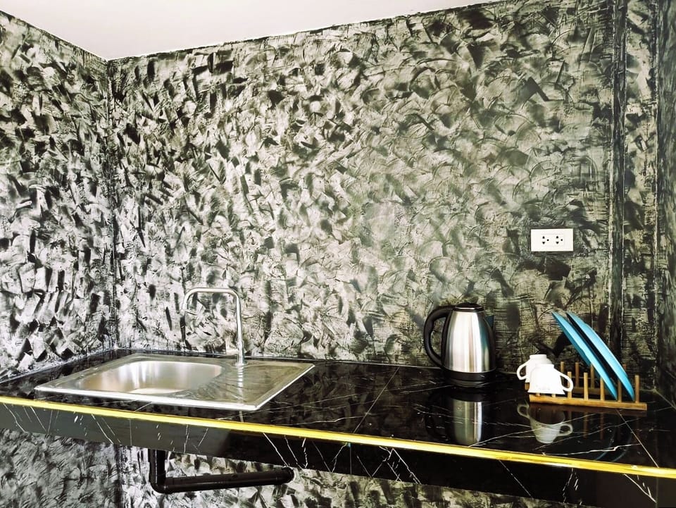 Grand Studio Suite | Private kitchen | Mini-fridge, paper towels