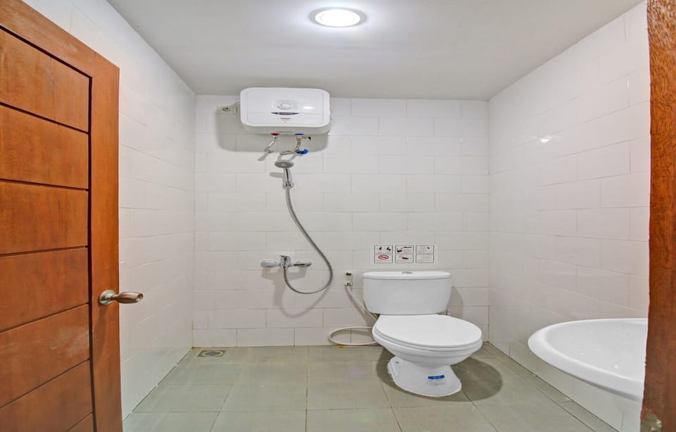 Deluxe Double Room | Bathroom | Shower, towels, toilet paper