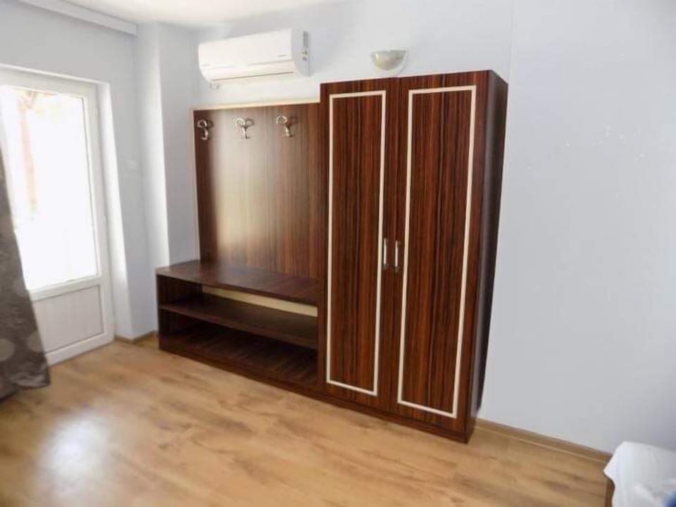 Desk, laptop workspace, iron/ironing board, free WiFi