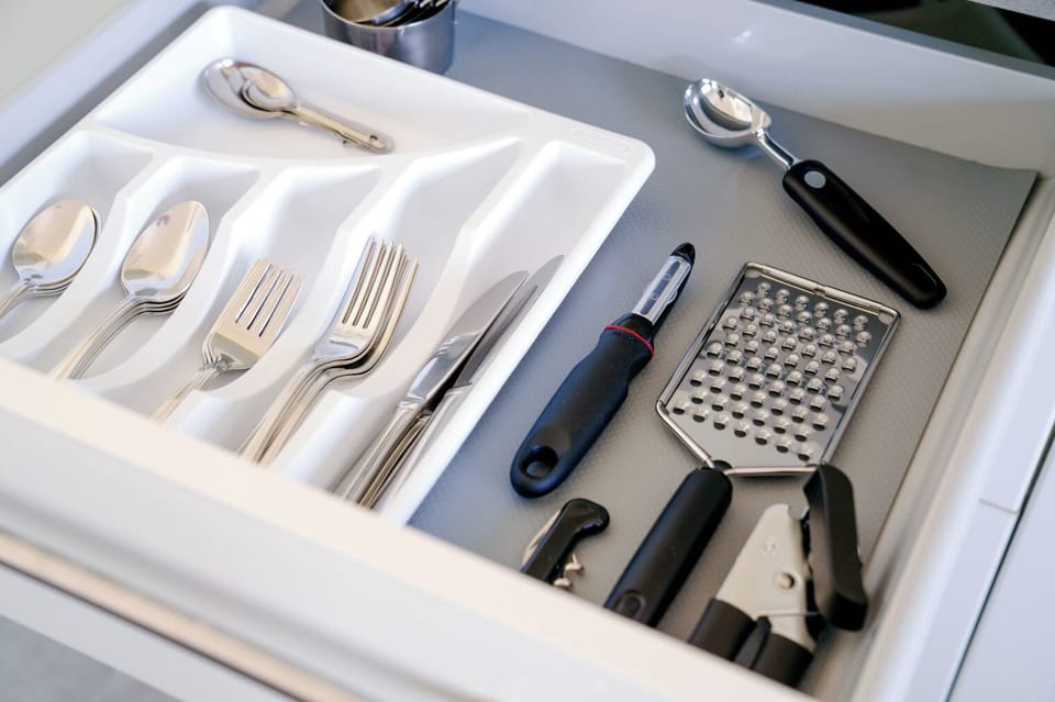 Full-size fridge, microwave, stovetop, dishwasher