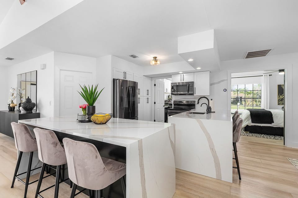 Full kitchen w/ breakfast bar and custom countertops