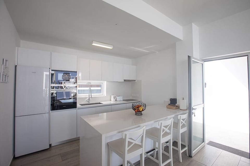 Fully Equipped Kitchen including breakfast bar with extra seating for 3 people