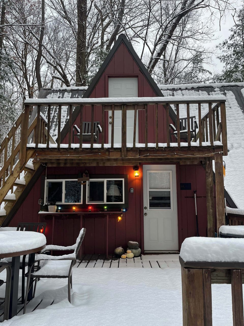 Charming A-Frame Retreat: Experience winter magic on the snowy deck with festive lighting and views!