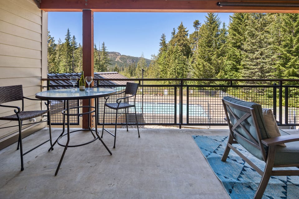 Outdoor bar table + lounge.