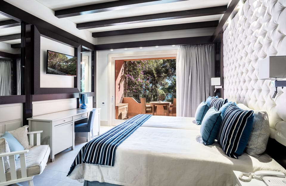 Executive Double Room | Premium bedding, minibar, in-room safe, individually decorated