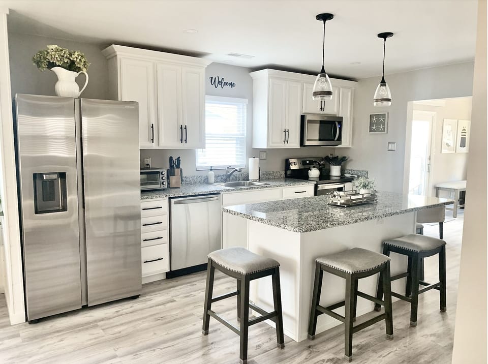 Kitchen with 4 bar stools
