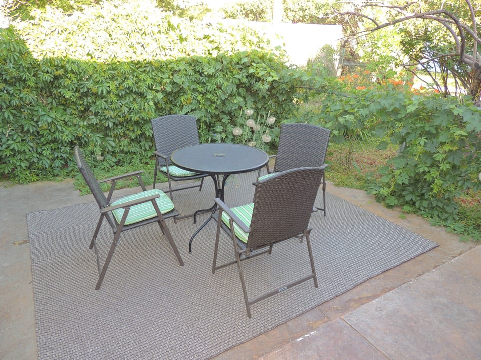 Back Patio 
Chairs stored in the King Room closet when not in use