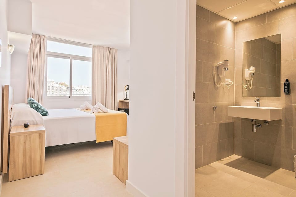 Double Room, 1 Queen Bed | Minibar, in-room safe, desk, laptop workspace