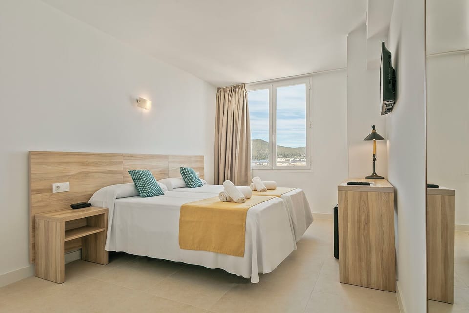 Twin Room | Minibar, in-room safe, desk, laptop workspace
