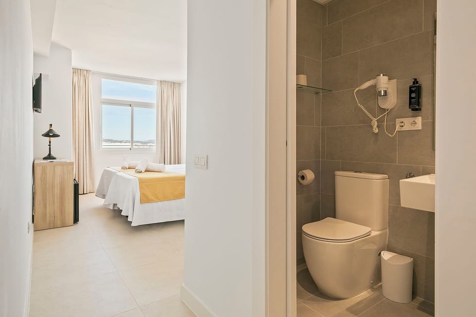 Twin Room | Minibar, in-room safe, desk, laptop workspace