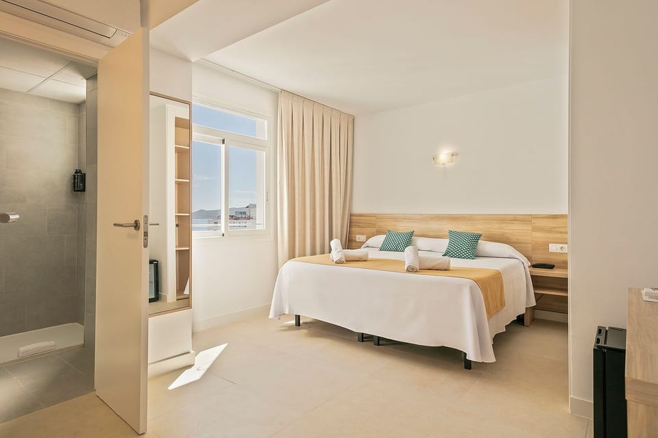 Double Room, 1 Queen Bed | Minibar, in-room safe, desk, laptop workspace