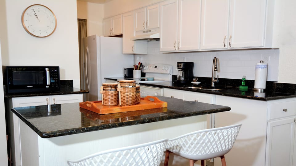 Kitchen & Breakfast Bar