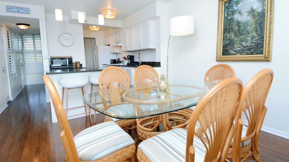 Dining Area & Breakfast Bar