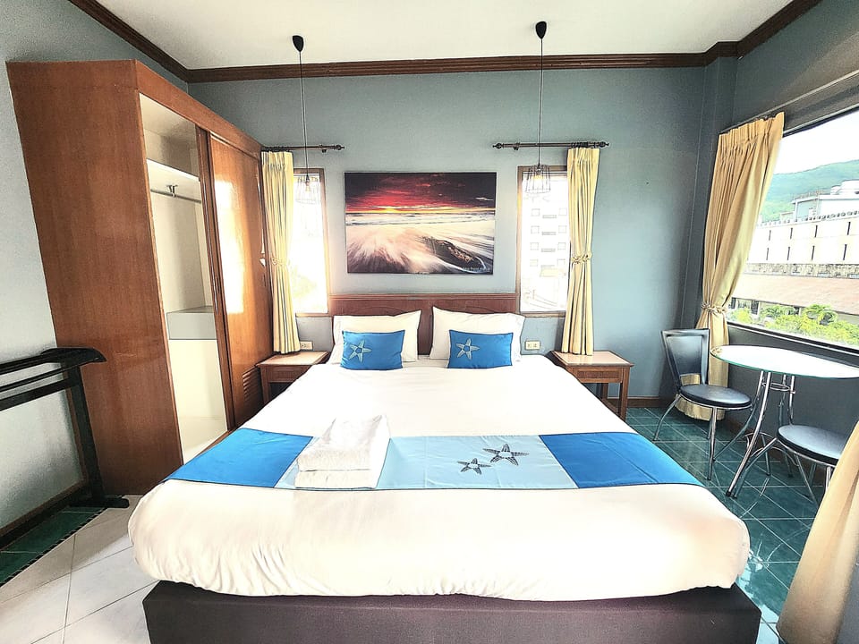 Deluxe Room, 1 King Bed | In-room safe, desk, blackout drapes, free WiFi