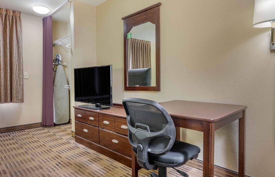 Studio, 1 Queen Bed, Accessible, Non Smoking | Desk, iron/ironing board, free WiFi, bed sheets