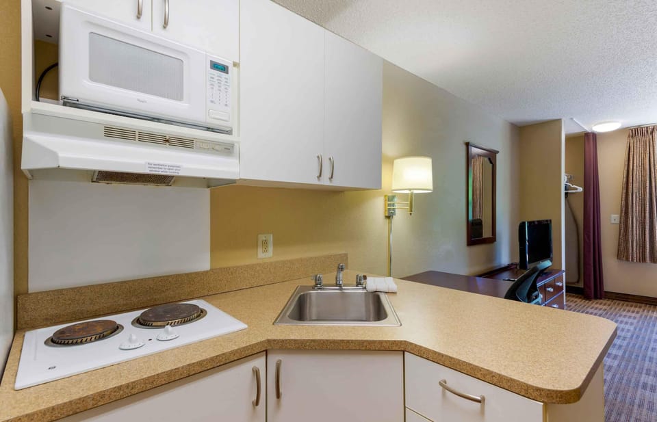 Studio, 2 Double Beds, Non Smoking | Desk, iron/ironing board, free WiFi, bed sheets