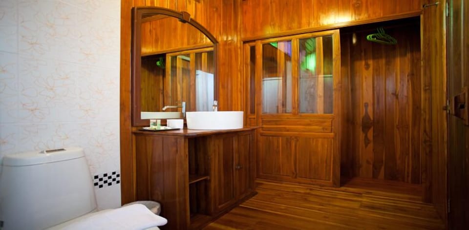 Srisawat Thai Lanna | Bathroom | Shower, towels