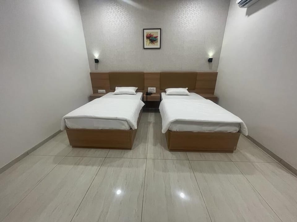 Deluxe Twin Room | Desk, soundproofing, free WiFi, bed sheets