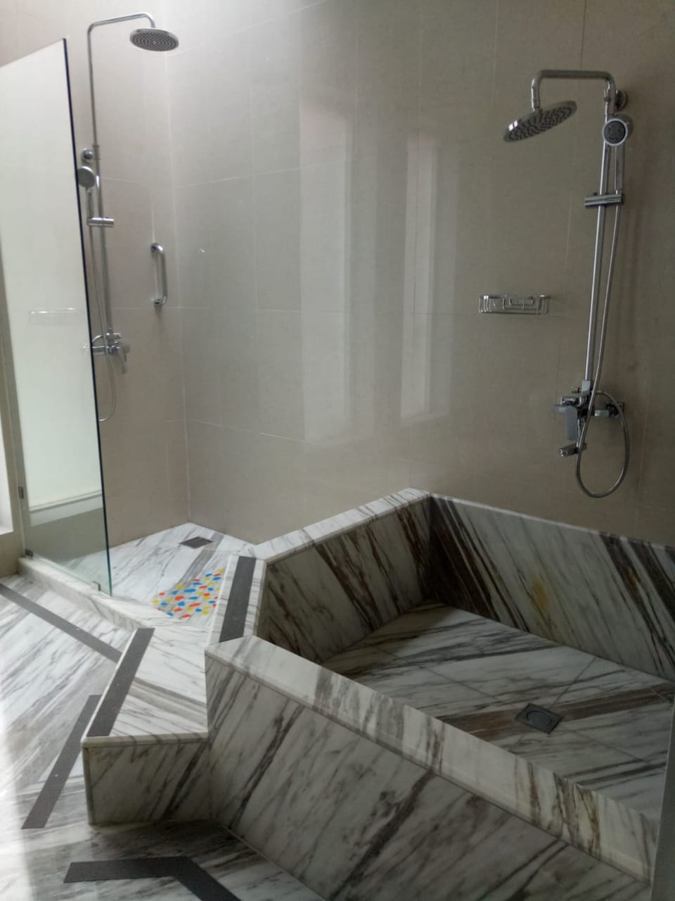 Shower, hydromassage showerhead, free toiletries, slippers