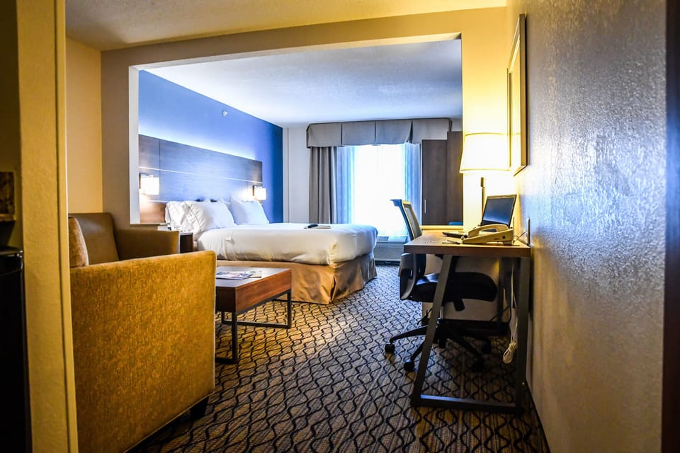 Suite, 1 King Bed | Desk, iron/ironing board, free cribs/infant beds, free WiFi