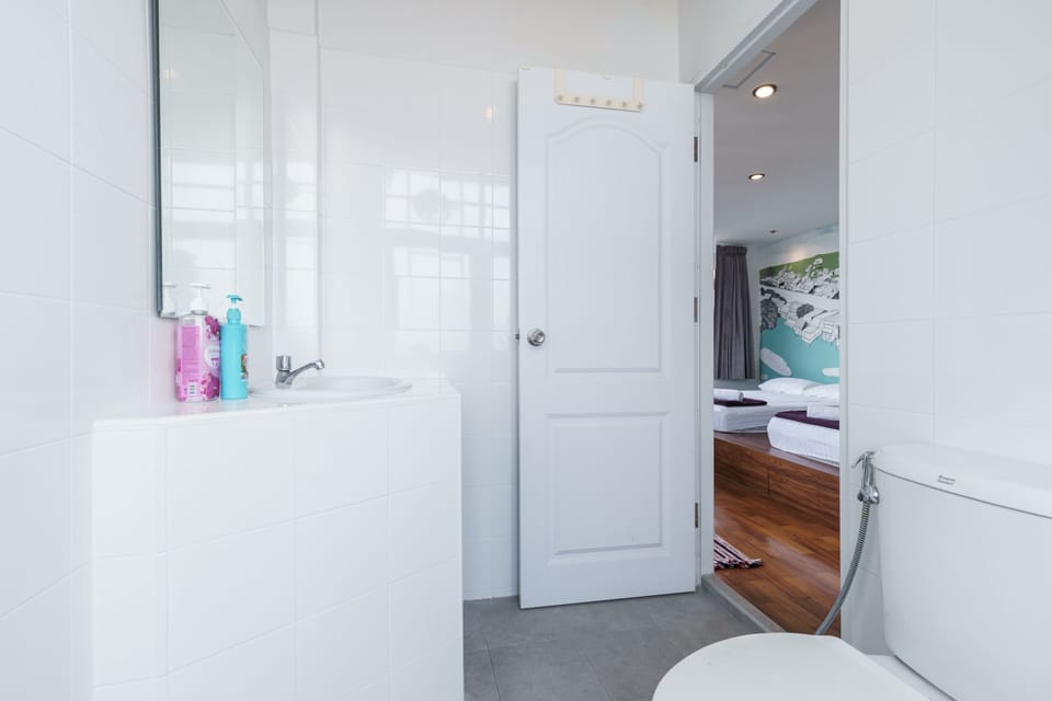 [C] Glasshouse &amp; bathroom comfy bed with soft pillow | Bathroom | Shower, hydromassage showerhead, free toiletries, hair dryer