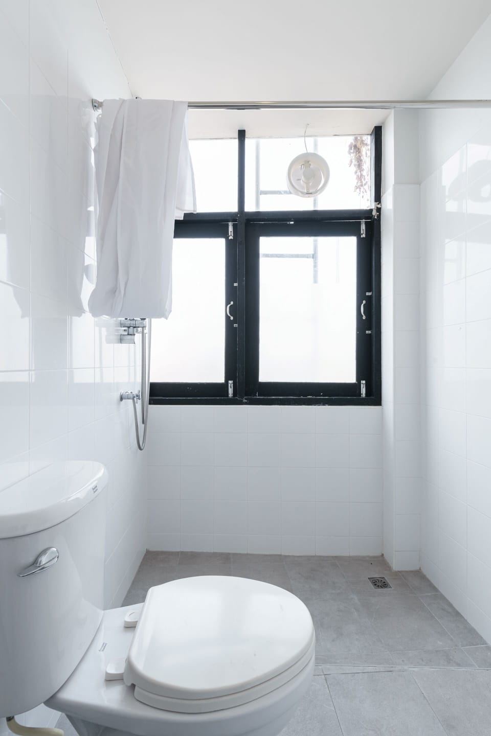 [C] Glasshouse &amp; bathroom comfy bed with soft pillow | Bathroom | Shower, hydromassage showerhead, free toiletries, hair dryer