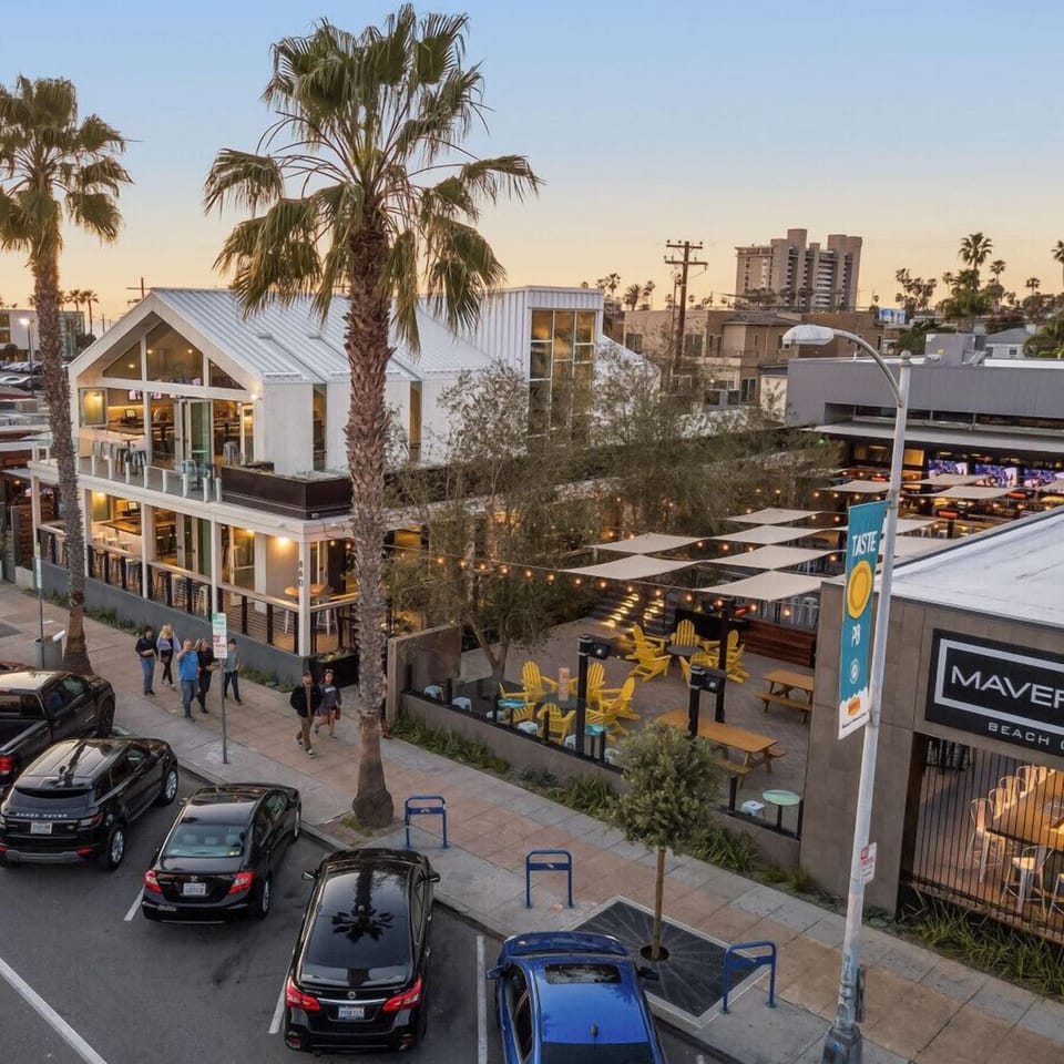 You`ll be 1 block away from the best bars, restaurants, shops and grocery stores!