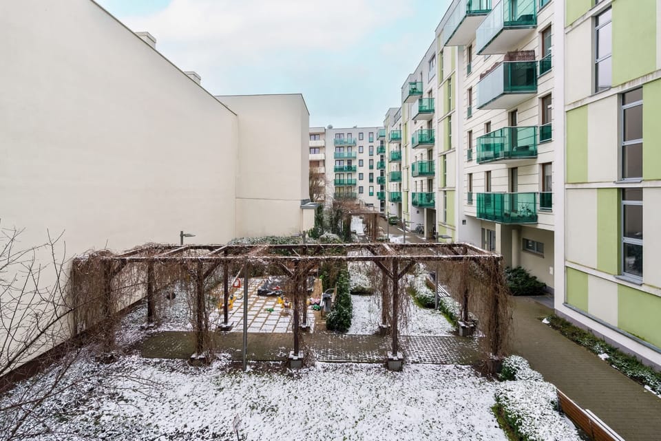 The building is close to charming restaurants and cafes. 