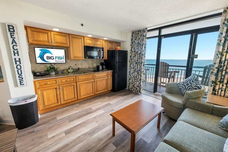 Living Room with Stunning Views☀️