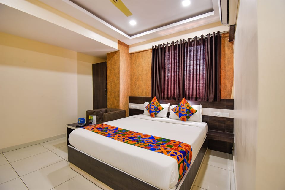 Deluxe Room | Egyptian cotton sheets, premium bedding, in-room safe, desk